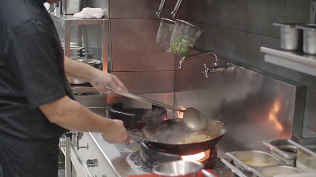 用锅做饭。视频素材画面4