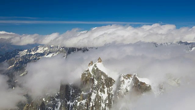 云海后的勃朗山(阿尔卑斯山最高的山)视频素材