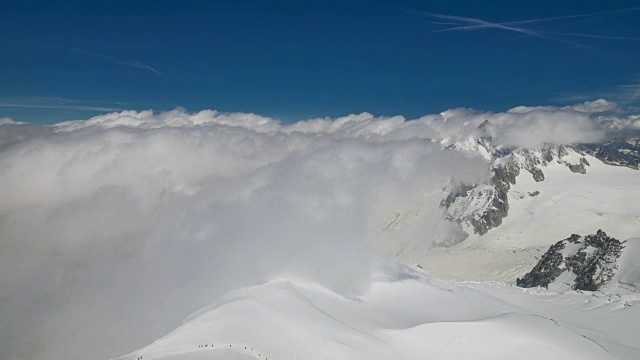 云海后的勃朗山(阿尔卑斯山最高的山)视频素材