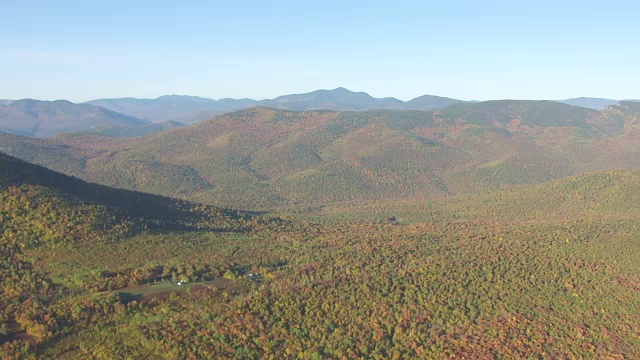 WS AERIAL POV视图森林地区与山脉在背景/卡罗尔县，新罕布什尔州，美国视频素材