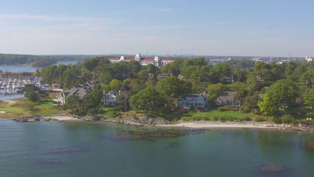 WS TU AERIAL POV View over bay to Wentworth by the Sea hotel /朴茨茅斯，美国新罕布什尔州视频素材