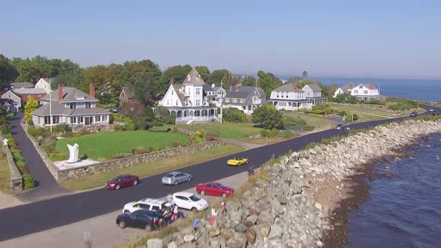 在Walis Sands State Beach附近的WS AERIAL POV House，汽车在街道上移动/朴茨茅斯，新罕布什尔州，美国视频素材