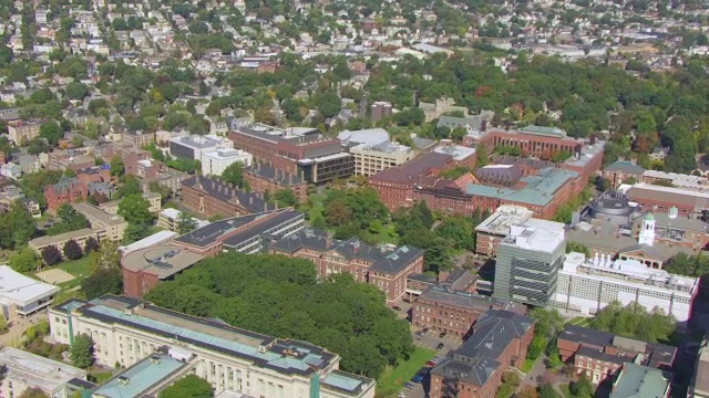 WS AERIAL POV View Maxwell Dworkin实验室和哈佛大学校园，城市/剑桥，美国马萨诸塞州视频素材