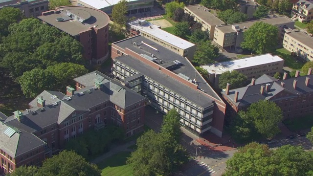 WS AERIAL POV View Maxwell Dworkin实验室和哈佛大学校园，城市/剑桥，美国马萨诸塞州视频素材