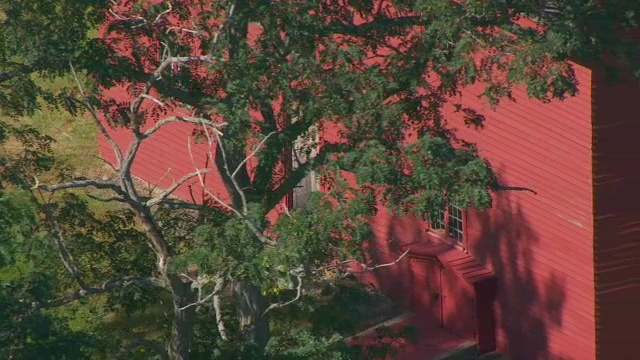 MS AERIAL POV ZO View of Rebecca Nurse Homestead museum / Danvers，马萨诸塞州，美国视频素材