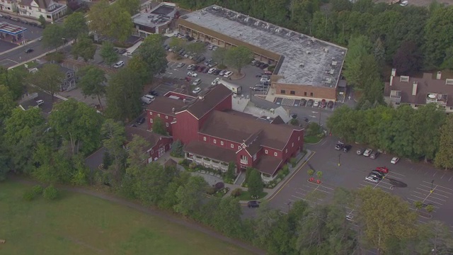 WS AERIAL POV Town, Westport Country Playhouse和停车场/ Westport，康涅狄格州，美国视频素材