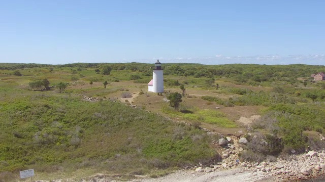 美国马萨诸塞州Gosnold海岸附近的景观上的WS AERIAL POV篷布湾灯视频素材