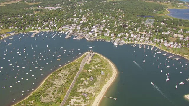 WS AERIAL POV海港和小镇附近的查帕奎迪克岛和玛莎葡萄园岛/ Edgartown，马萨诸塞州，美国视频素材