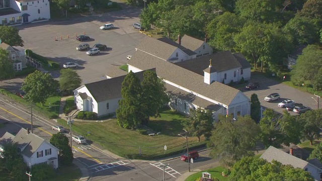 MS AERIAL POV St Francis Xavier教堂，街道上有车辆，美国马萨诸塞州海恩尼斯视频素材