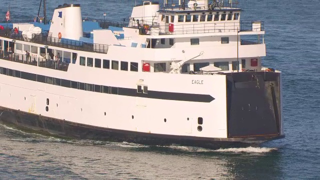 WS TU AERIAL POV Steamship Authority在美国马萨诸塞州海恩尼斯的海上、城镇和港口行驶视频素材