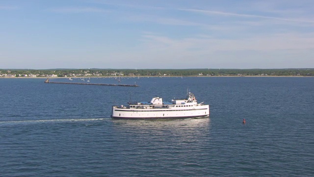 WS AERIAL POV Steamship Authority在海上移动，小镇背景/海厄尼斯，马萨诸塞州，美国视频素材