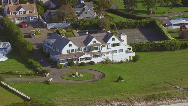 MS ZO AERIAL POV House with American flag挥舞在前面/海恩尼斯，美国马萨诸塞州视频素材