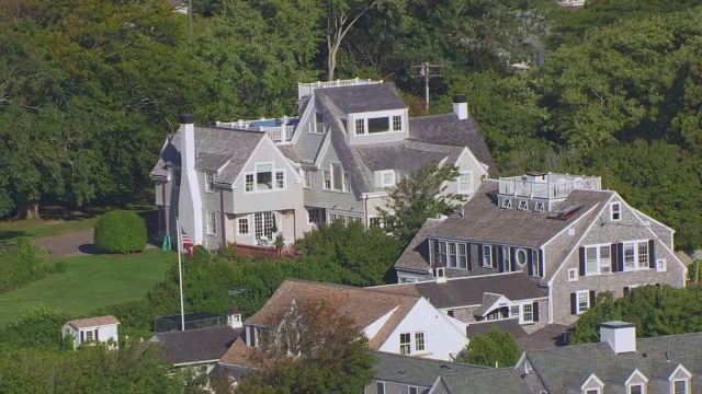 MS AERIAL POV House with American flag / Hyannis，马萨诸塞州，美国视频素材