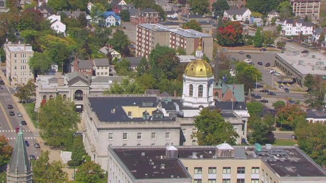 WS ZO AERIAL POV New Hampshire State House的金色穹顶，城市景观/ Concord, New Hampshire，美国视频素材