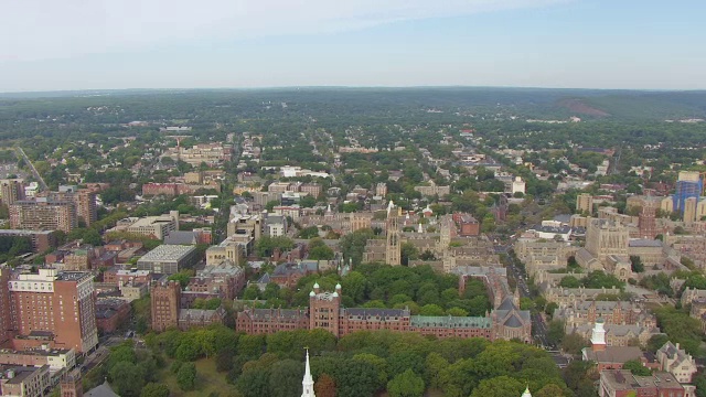 WS AERIAL POV耶鲁大学校园，哈克尼斯塔，树木区域的背景/纽黑文，康涅狄格州，美国视频素材