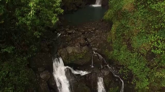 缓缓坠入瀑布视频素材