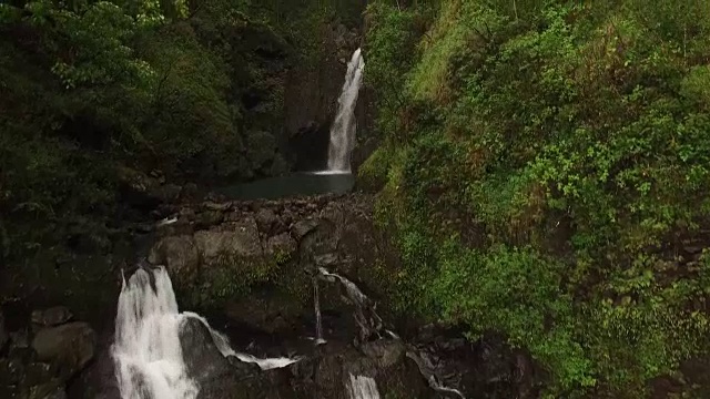 瀑布缓缓上升视频素材