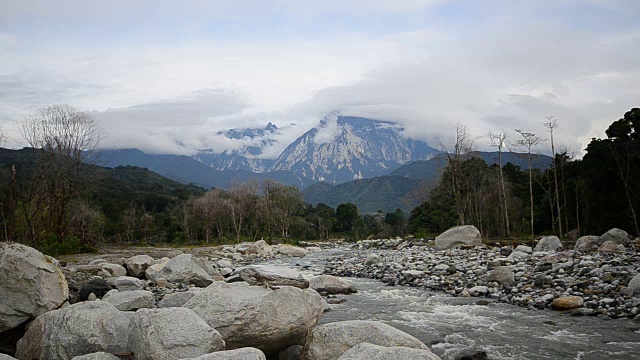 基纳巴卢山和流入沙巴婆罗洲的河流视频素材