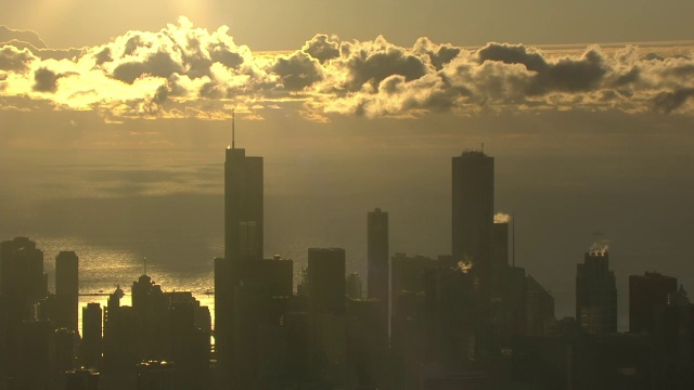 WS AERIAL POV城市天际线与湖泊背景在清晨/芝加哥，库克县，伊利诺伊州，美国视频素材