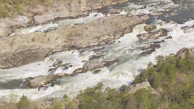 CU ZO AERIAL POV视图瀑布河与森林区域/大瀑布，弗吉尼亚州，美国视频素材