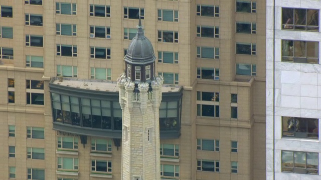 美国伊利诺斯州库克县芝加哥水塔的WS AERIAL POV TU外观视频素材