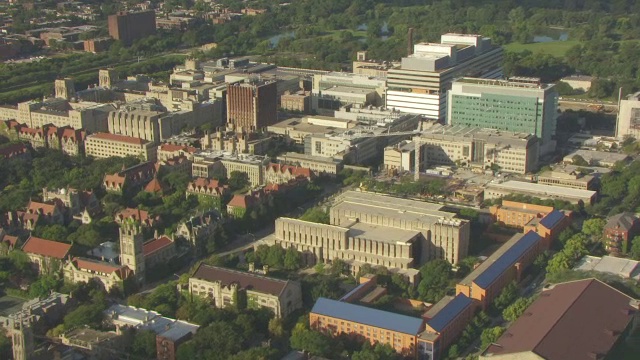 WS AERIAL POV芝加哥大学城市景观/芝加哥，伊利诺伊州，美国视频素材