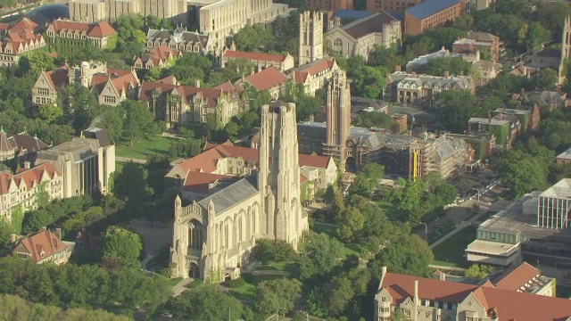 WS ZO AERIAL POV Rockefeller Chapel with lake in background /芝加哥，伊利诺伊州，美国视频素材