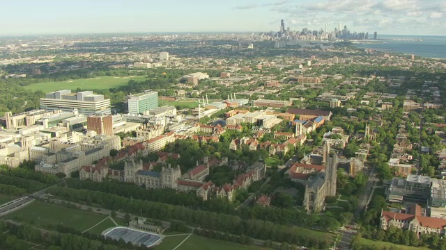 WS AERIAL POV芝加哥大学城市景观/芝加哥，伊利诺斯州，美国视频素材