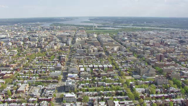 WS AERIAL POV城市景观，背景为华盛顿纪念碑/华盛顿特区，美国视频素材