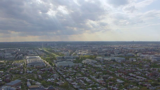 WS AERIAL POV城市景观与国会大厦和国家广场的背景/华盛顿特区，美国视频素材