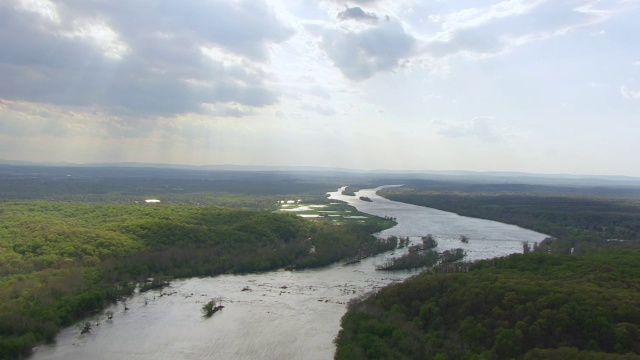 WS AERIAL POV View of Potomac River with landscape /弗吉尼亚，美国视频素材