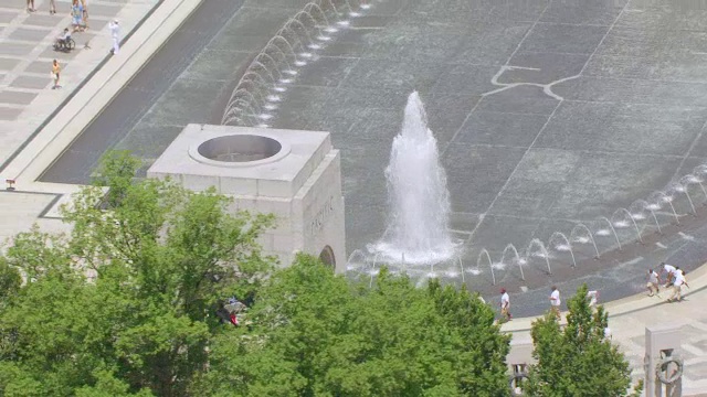 二战纪念馆的WS AERIAL POV太平洋结构和喷泉，美国华盛顿特区视频素材