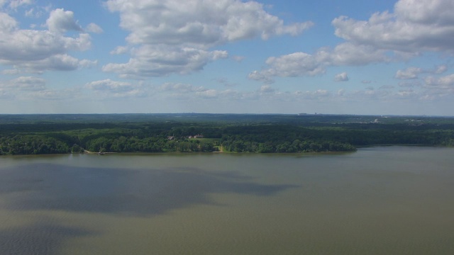 WS AERIAL POV土地周围的弗农山和波托马克河在前景/费尔法克斯县，弗吉尼亚州，美国视频素材