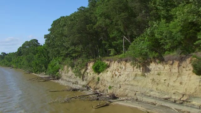 美国马里兰州波托马克河岸的WS空中视角视频素材