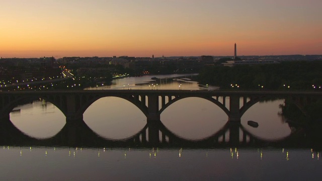 WS AERIAL POV Key Bridge over Potomac River, Kennedy Center and Washington Monument in distance / Washington DC，美国视频素材