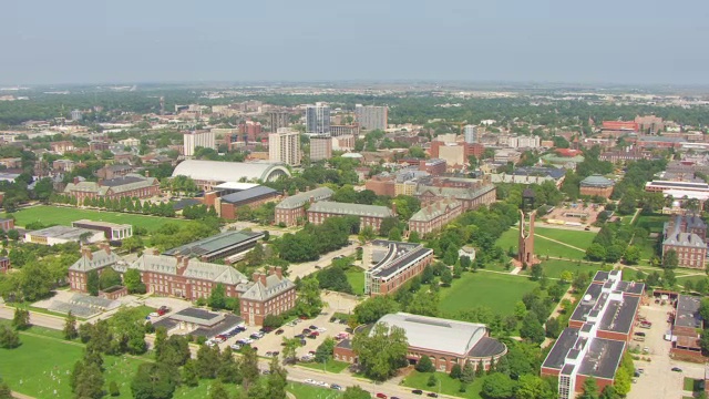 美国伊利诺斯州香槟市厄本那大学和麦克法兰纪念钟楼的WS AERIAL POV景观视频素材