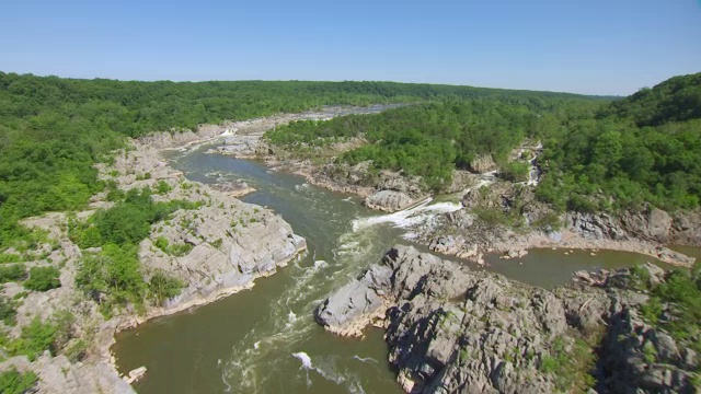 WS AERIAL POV View of Potomac River with landscape /弗吉尼亚，美国视频素材