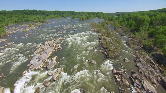 WS AERIAL POV View of Potomac River with landscape /弗吉尼亚，美国视频素材