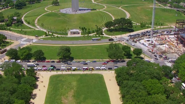 WS ZI AERIAL POV华盛顿纪念碑与城市，汽车在街道上移动前景/华盛顿特区，美国视频素材