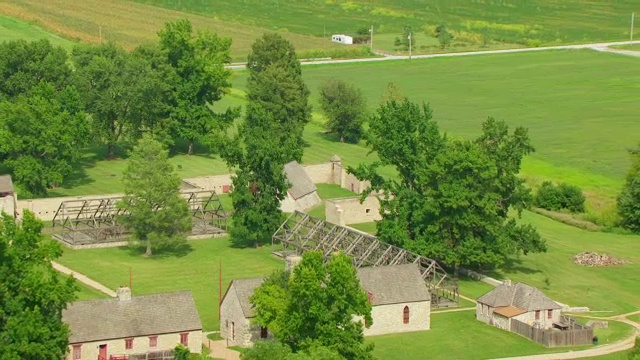 WS ZO AERIAL POV Fort de Chartres与Fort building的基础/ Prairie du Rocher, Randolph县，伊利诺伊州，美国视频素材