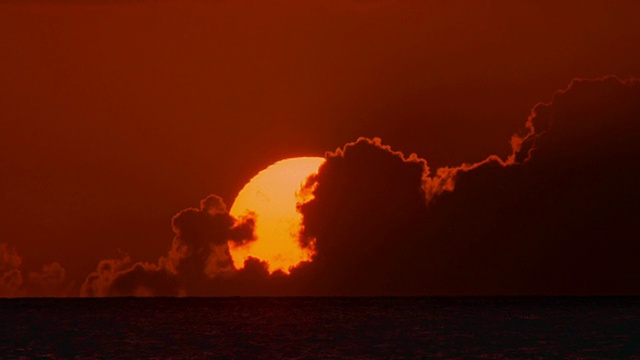 宽镜头延时太阳在云后面的海洋/毛伊岛，夏威夷视频素材