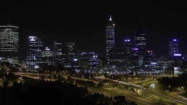 珀斯中央商务区的天际线在夜间高峰时段的高速公路上视频素材