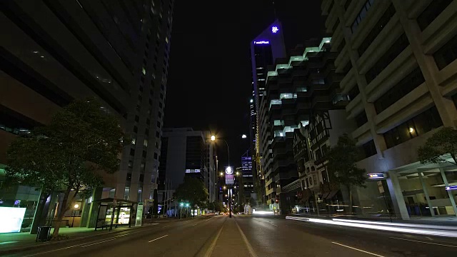 珀斯中央商务区夜间城市道路和交通状况视频素材