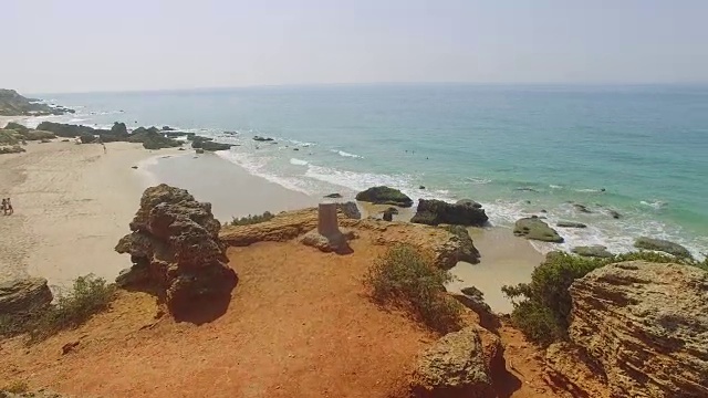 鸟瞰图的惊人和未被破坏的海滩在西班牙海岸视频素材