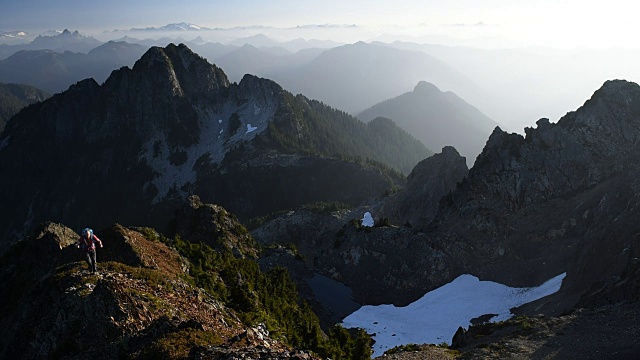 日落时分的登山之旅令人叹为观止视频下载