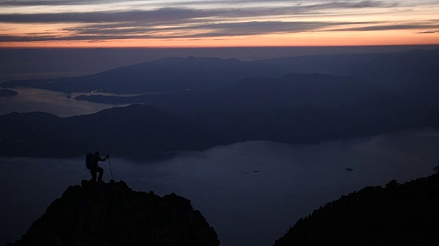 徒步旅行，欣赏迷人的山景视频素材