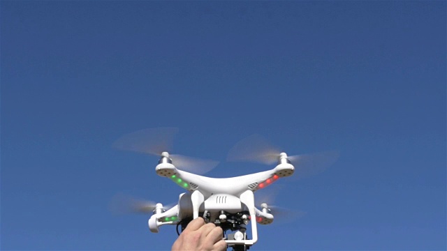 在空中释放无人机视频素材画面1