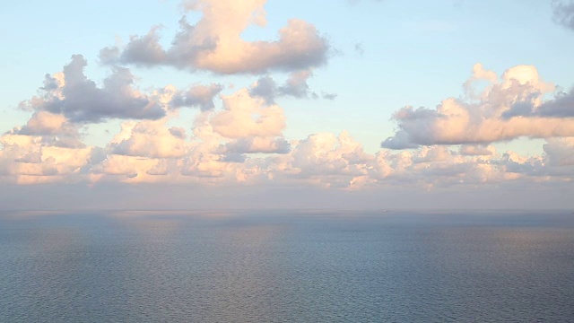 时间流逝的云层飞过地中海上空视频素材