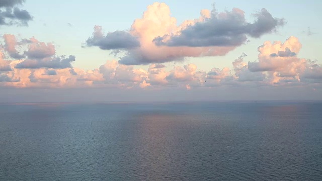 时间流逝的云层飞过地中海上空视频素材