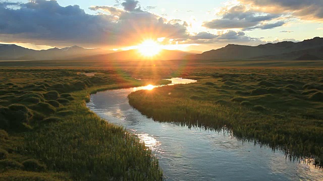 夕阳映在蒙古河上视频素材